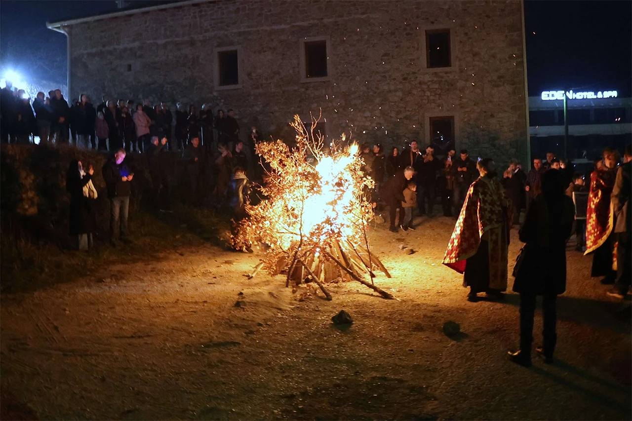 FOTO: Pravoslavni vjernici u Mostaru paljenjem badnjaka najavili dolazak Božića