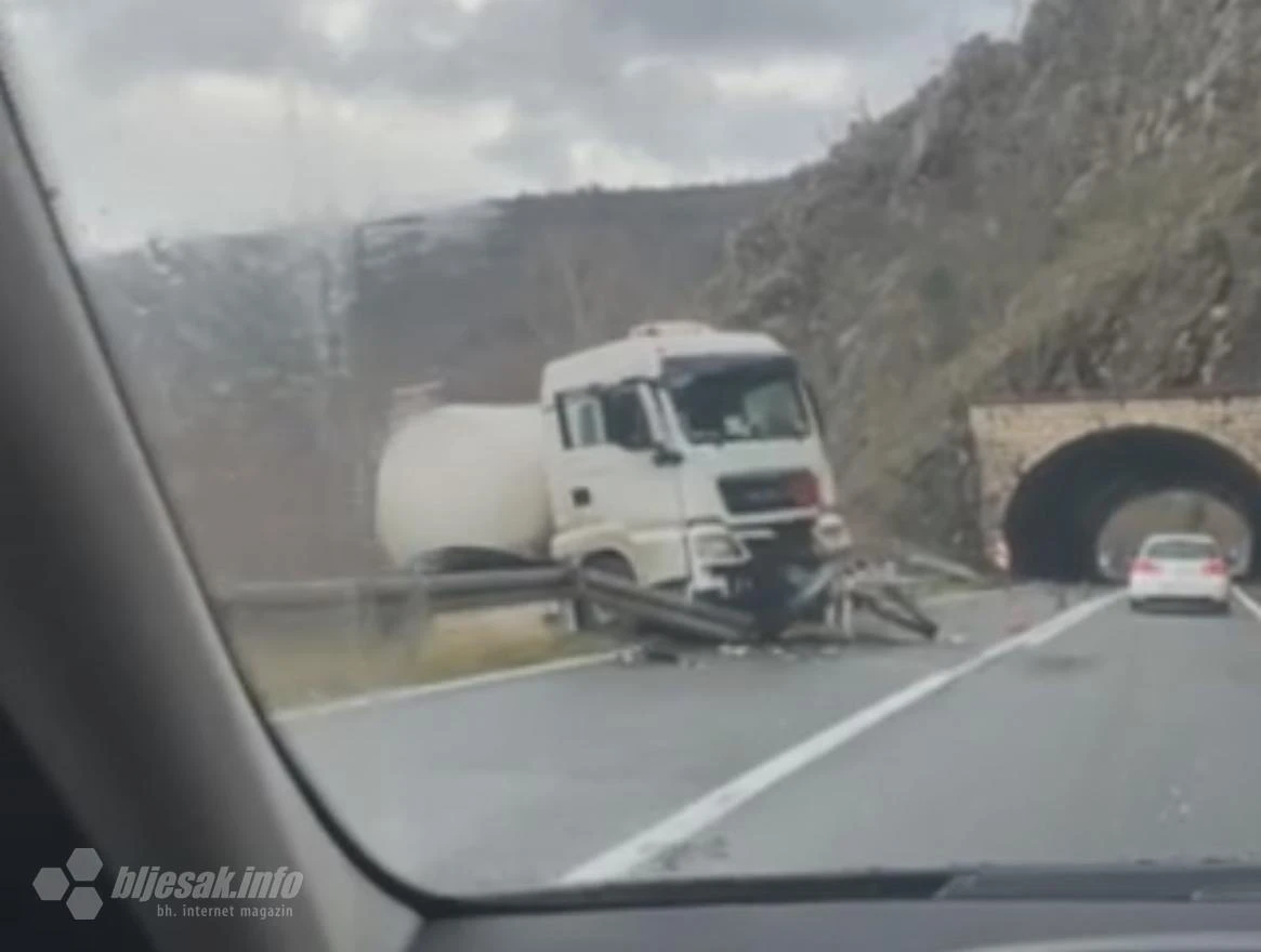 VIDEO: U Čapljini cisterna sletjela s ceste i probila bankinu