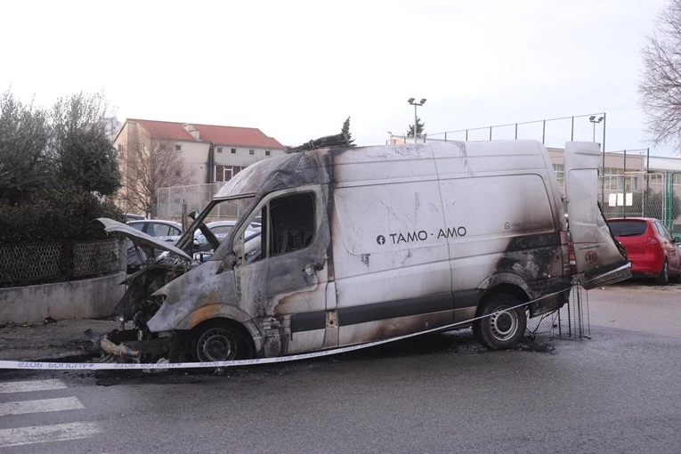 Tri vozila izgorjela u Mostarskoj ulici 