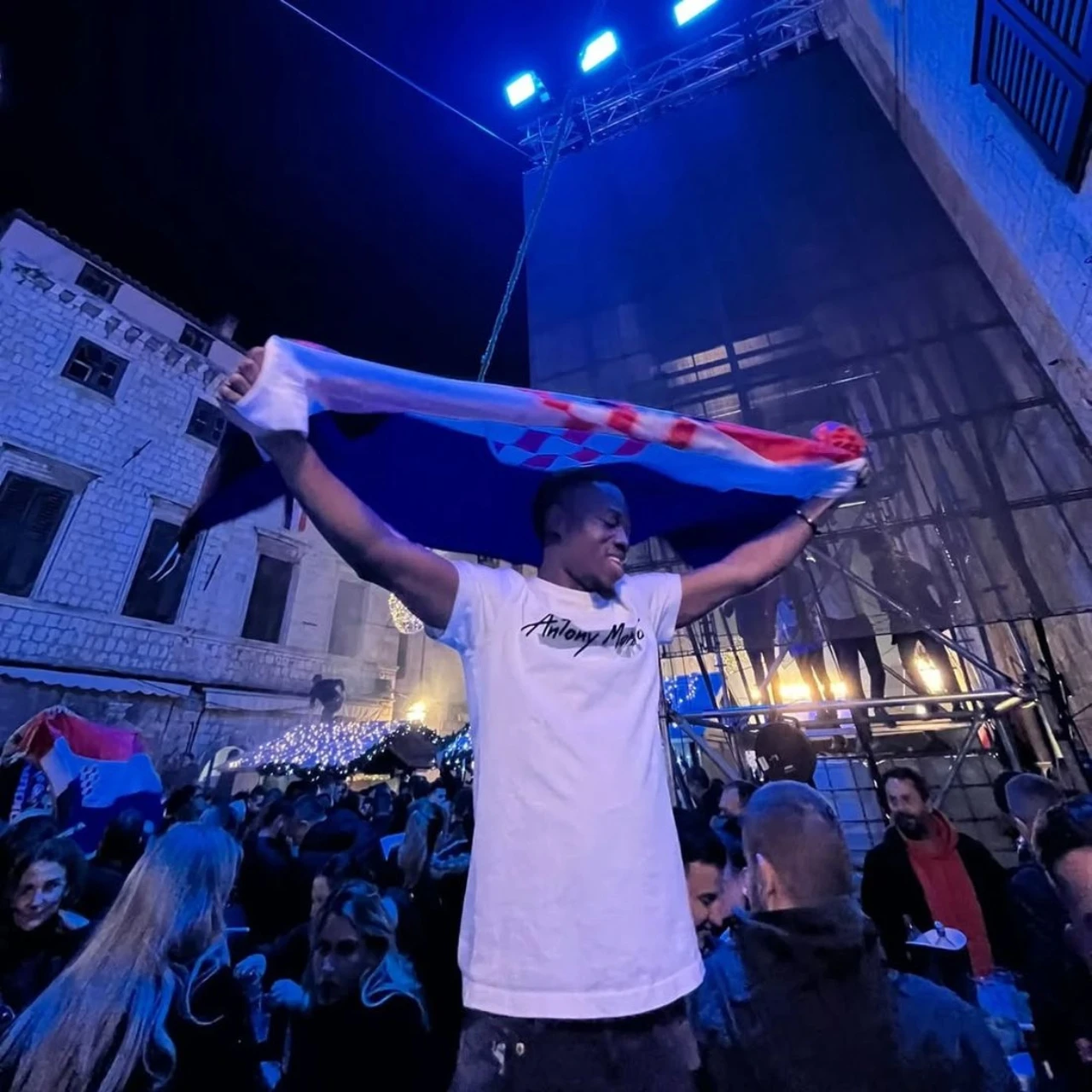 Sjećate se afričkog nogometaša s Thompsonovog koncerta? Poslao mu je poklon