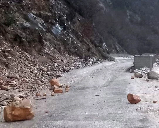Briga nakon poplava: Mještani golim rukama sklanjaju odrone