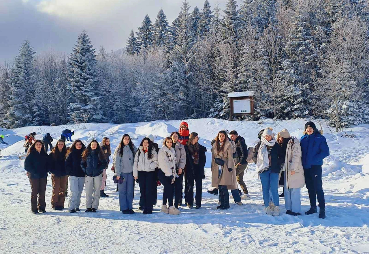 Djeca i mladi Konjica uživali u izletu na Bjelašnicu u sklopu Zimskog grada
