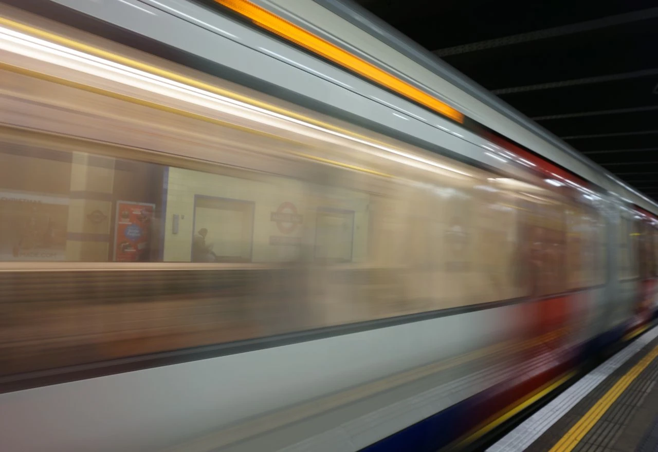 Preživio vožnju od 282 km/h držeći se za vagon