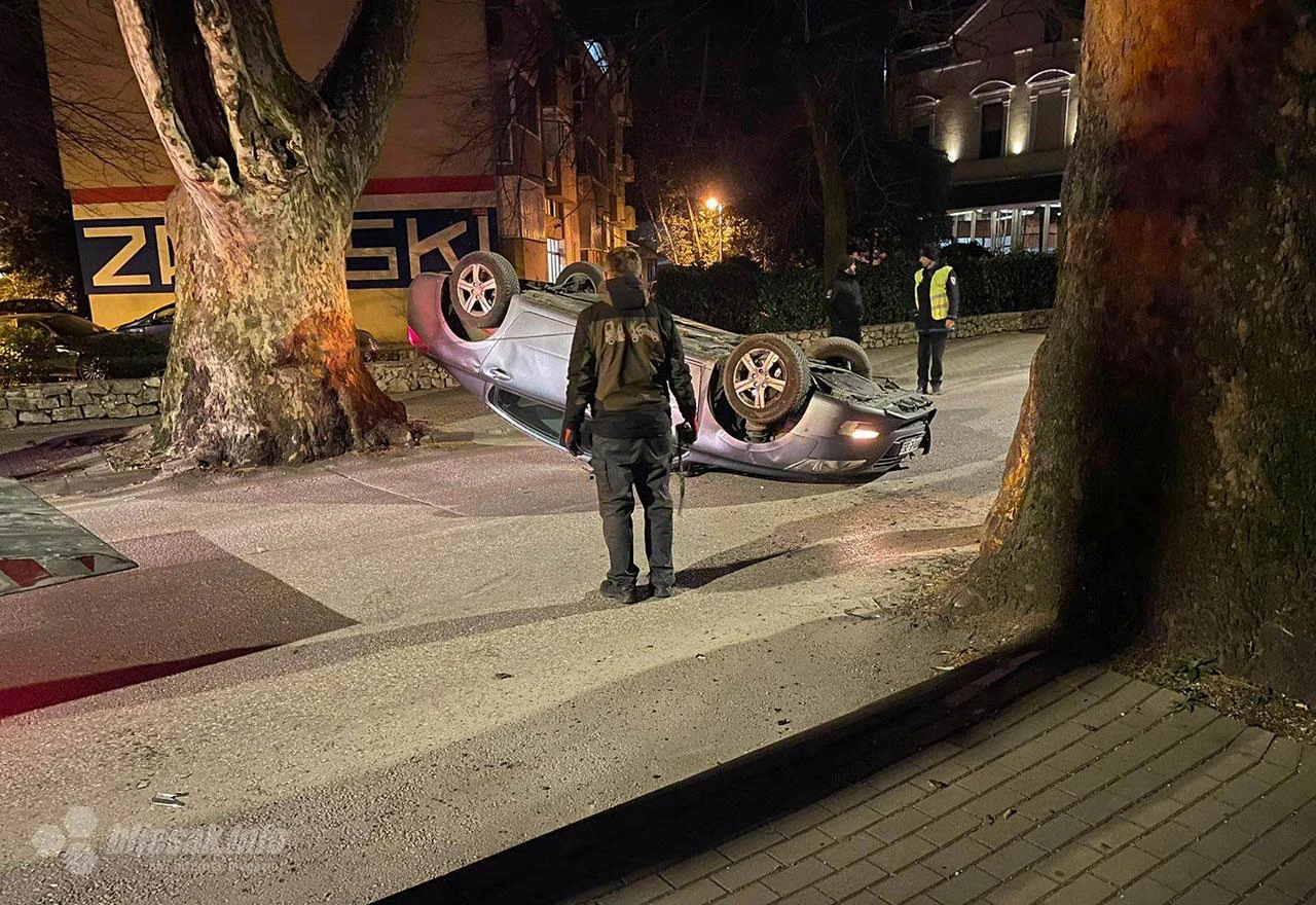 Mostar: Vozilo na krovu usred grada - U petak zabilježeno 7 prometnih nesreća