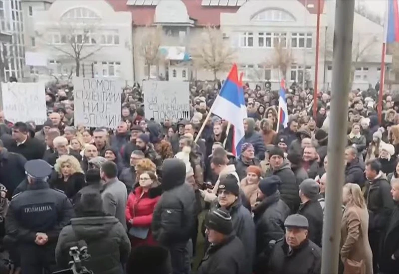 Napeto u Bijeljini zbog uhićenog gradonačelnika: Pristalice probile ogradu tužiteljstva uz povike 'ustaše'