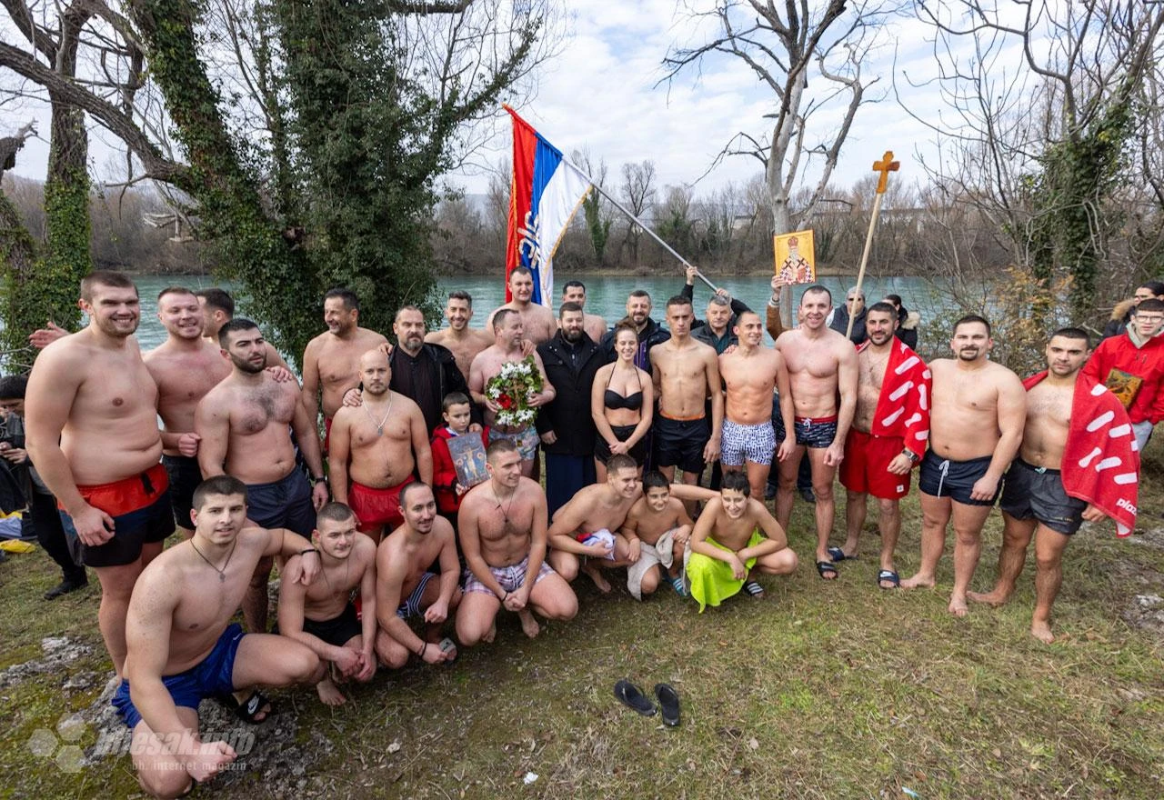FOTO| Mostar: Plivanje za Časni krst u Ortiješu postalo tradicija