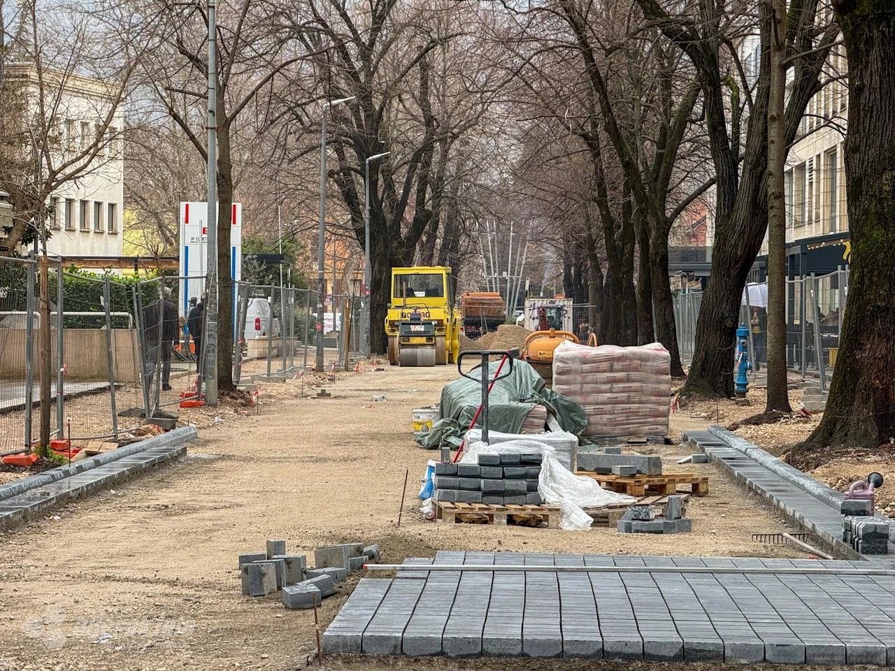 FOTO | Radovi na dionici od Zagrebačke ulice do Rondoa: Počelo popločavanje 
