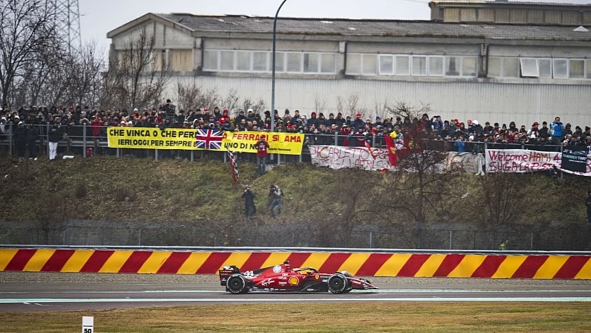 VIDEO I Došao je i izašao iz magle - Hamilton u bolidu Ferrariju