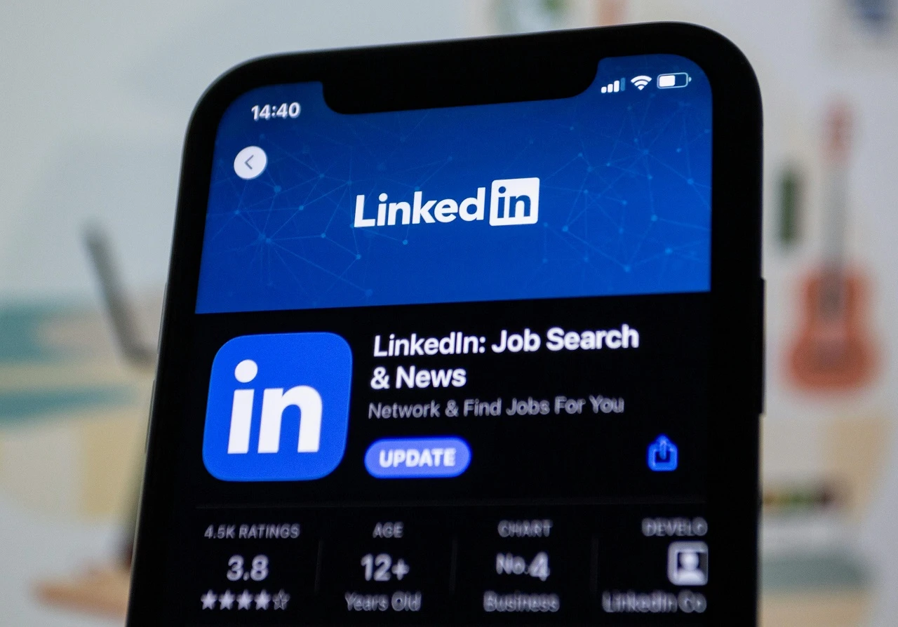 LinkedIn tužen zbog korištenja privatnih poruka za AI treninge