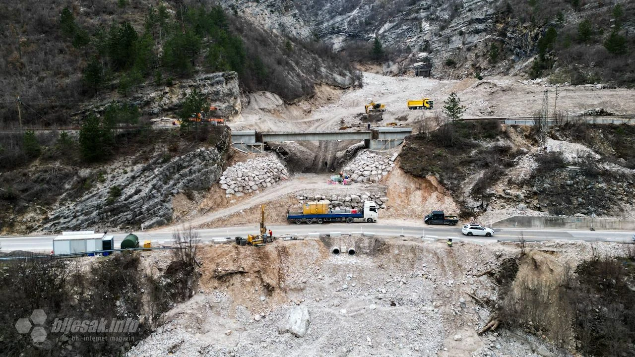 VIDEO | Komadinovo Vrelo - Počelo postavljanje pragova i tračnica