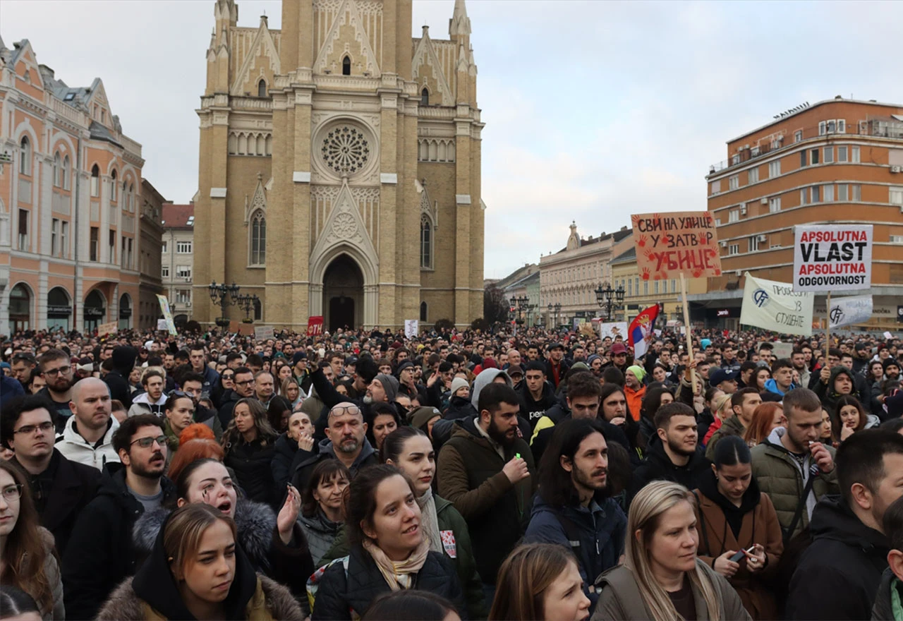 FOTO| Novi Sad: Nekoliko desetaka tisuća građana izrazilo nezadovoljstvo, generalni štraj se nastavlja!