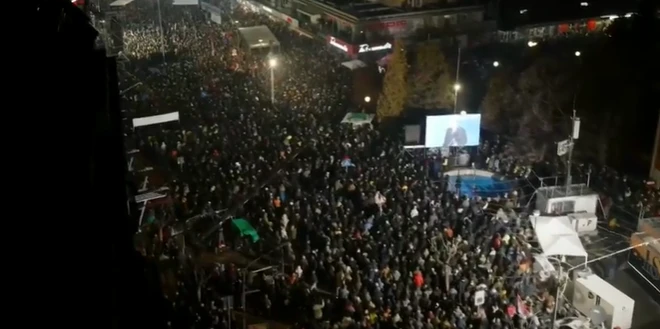 Vučić držao kontraskup, hvali se "rijekama ljudi"