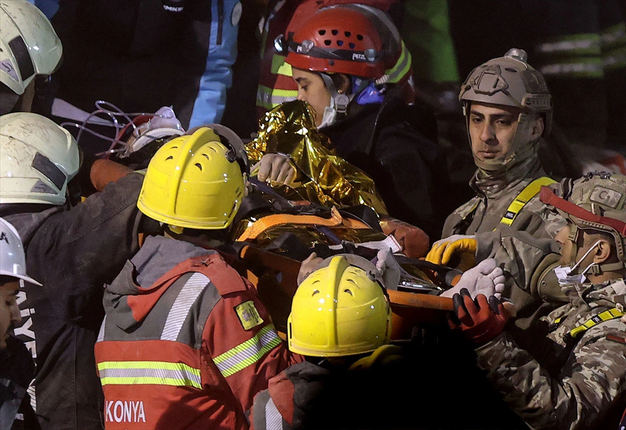 FOTO/VIDEO | Tragedija u Turskoj: Srušila se trokatna zgrada, spasioci tragaju za preživjelima