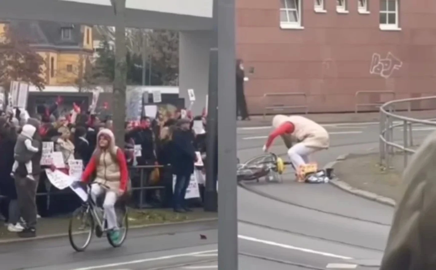 Uzviknula "Živeo Vučić, Srbija", tijekom 15-minutne šutnje, pa pala s bicikla