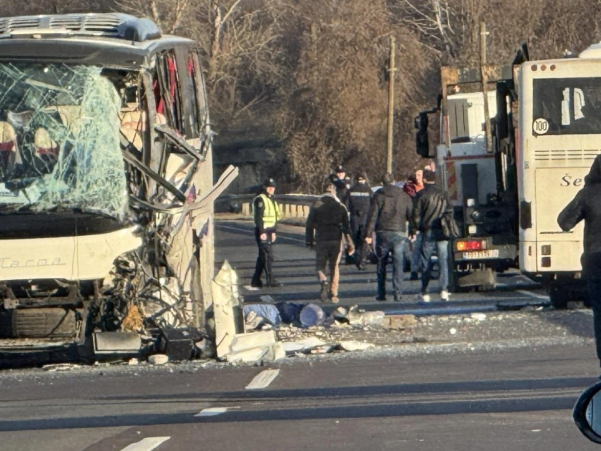 U direktnom sudaru dva autobusa poginulo dvoje ljudi