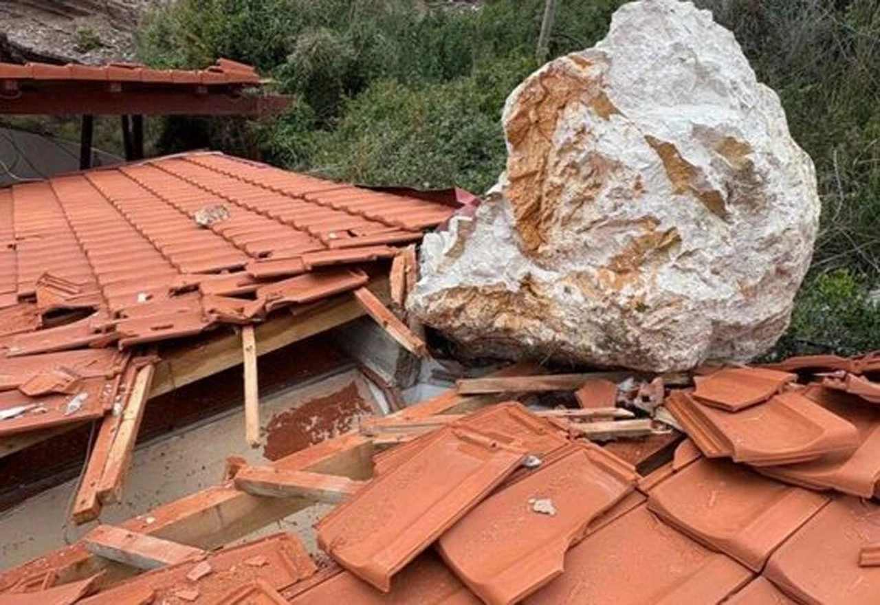 Obrušavanje stijena uništilo restoran i bar kod Svetog Stefana