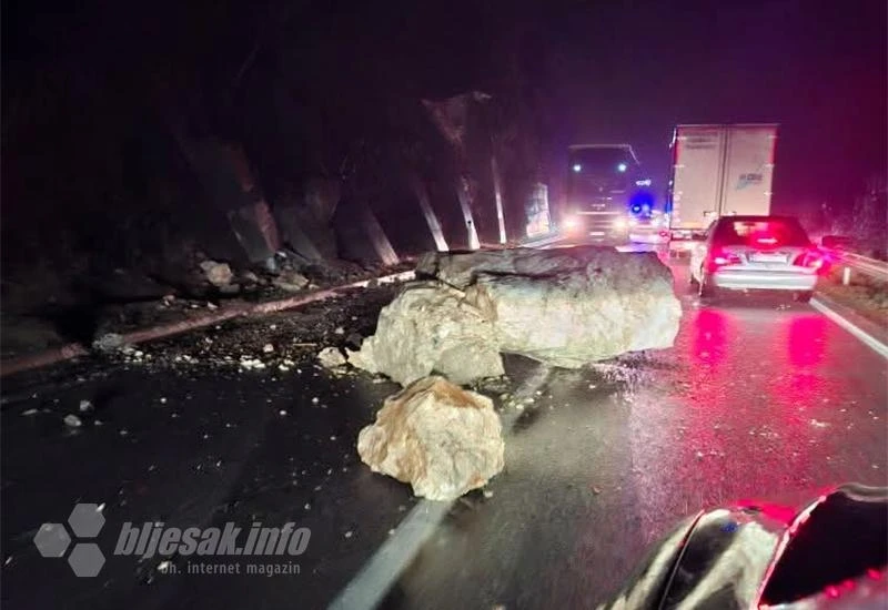FOTO: Ogromne stijene pale na cestu u Bijeloj kod Salakovca - promet usporen