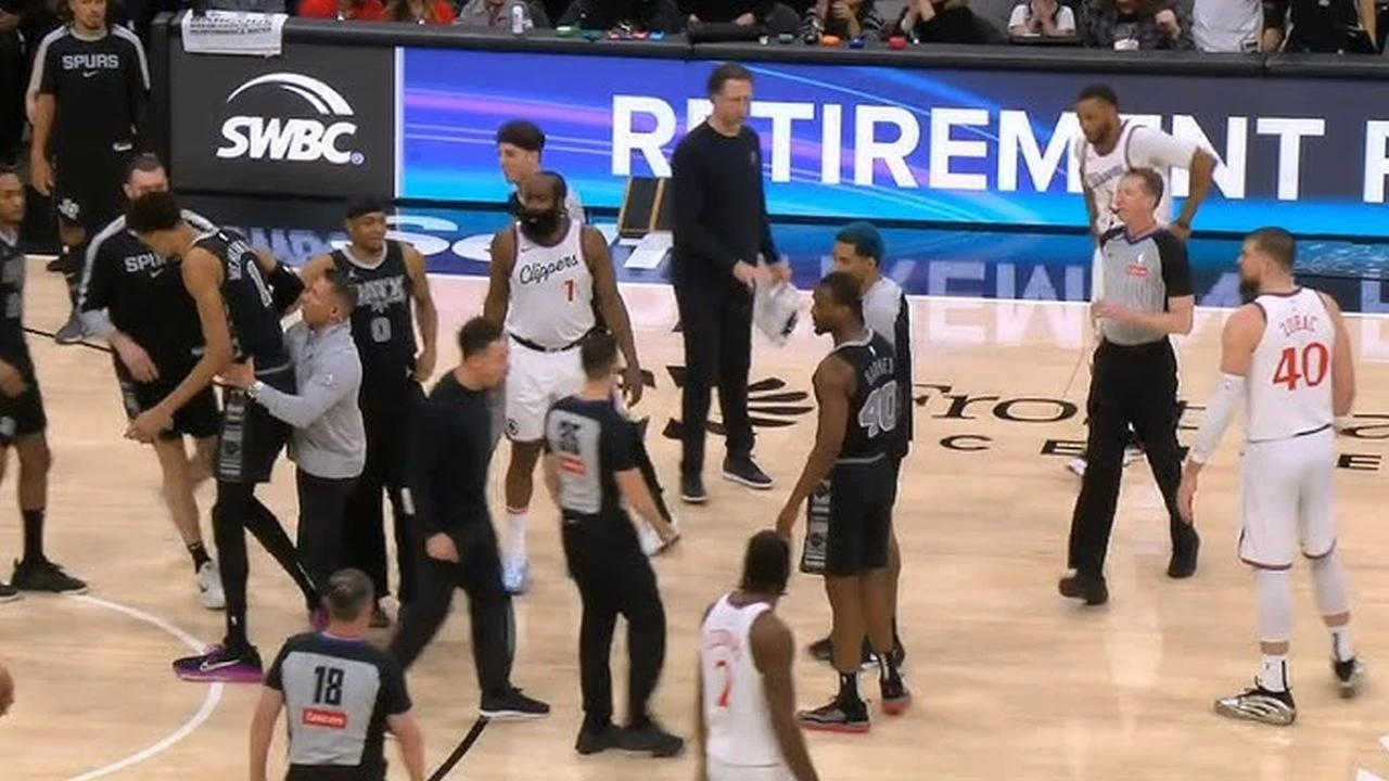 VIDEO I Zubac odgurnuo Wembanyamu, Francuz pokušao uzvratiti