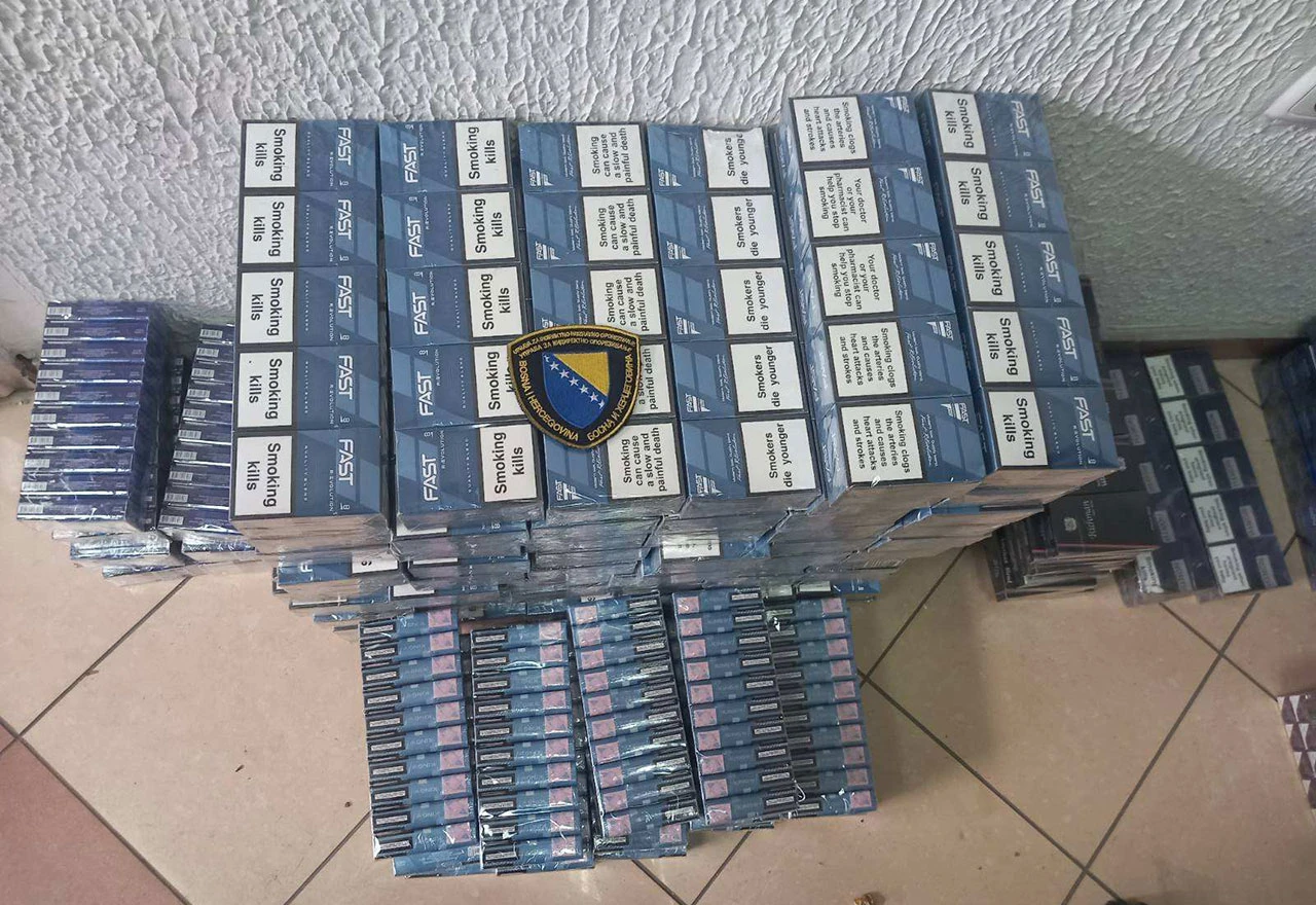 Državljani BiH pokušali prokrijumčariti 3000 kutija cigareta, pa završili u pritvoru