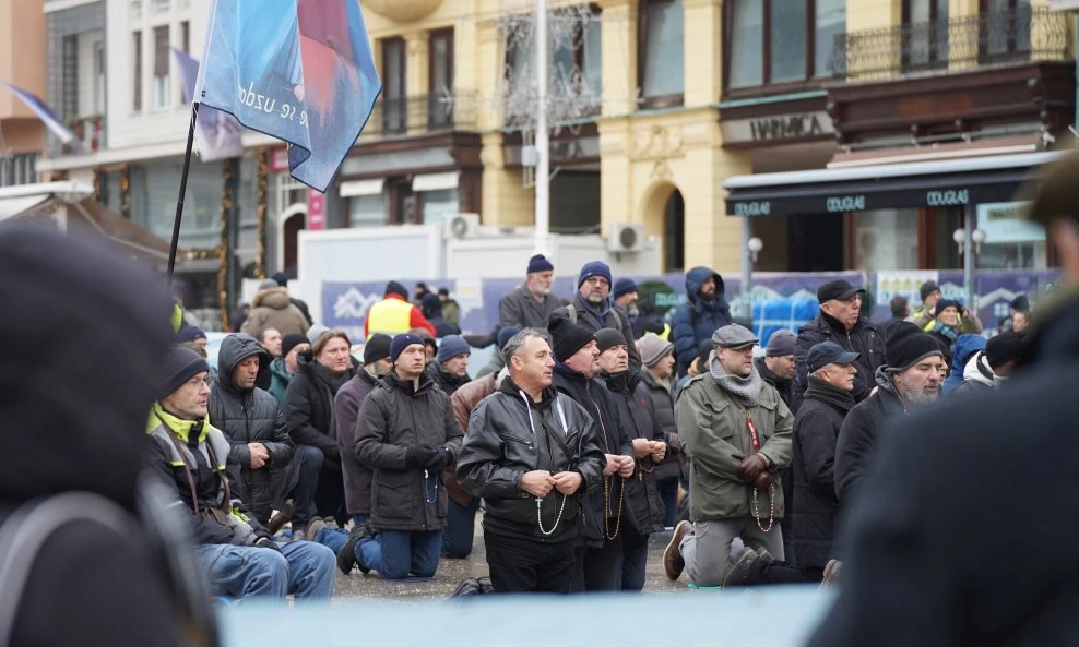 Molitva pod policijskom zaštitom: Protuprosvjednici bubnjali dok su konzervativci klečali!