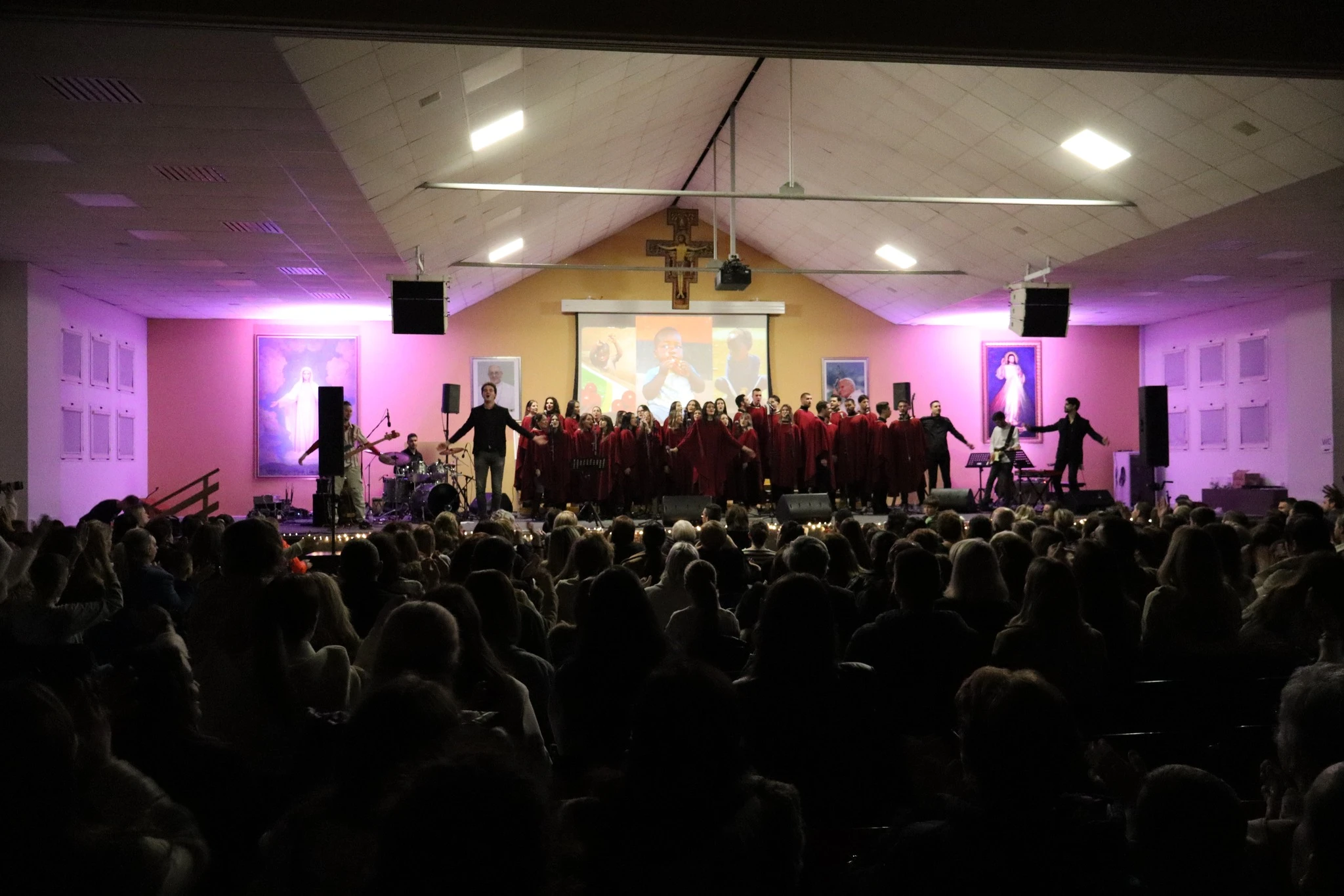 Humanitarni koncert ''Hercegovina za Afriku'' ispunio dvoranu i u Međugorju