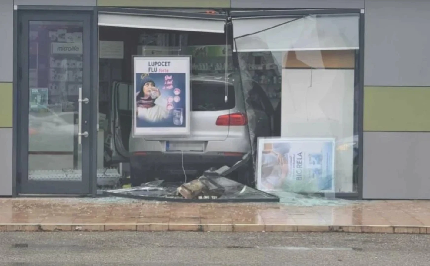 Vozač Volkswagena uletio u izlog ljekarne