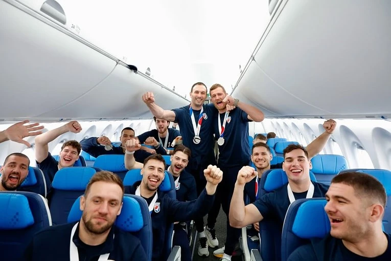 Hrvatski rukometaši zapjevali Thompsona u avionu, Hercegovci predvode slavlje
