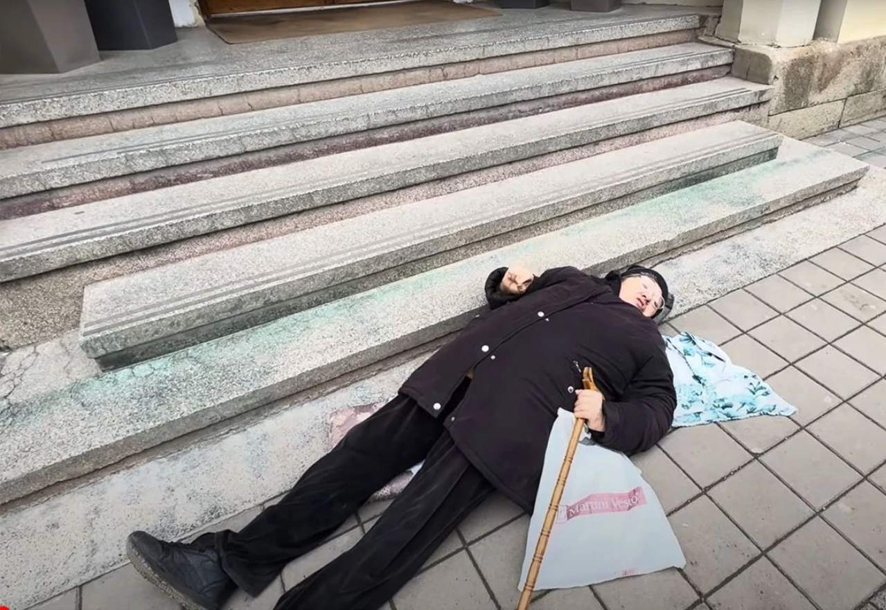 VIDEO | Umirovljenica legla na pod ispred zgrade općine