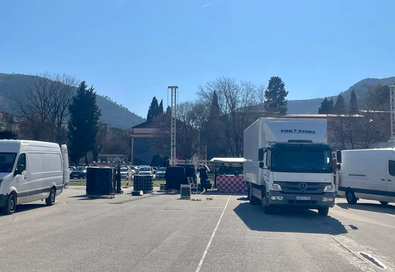 FOTO | Doček rukometaša u Mostaru: Pripreme u tijeku