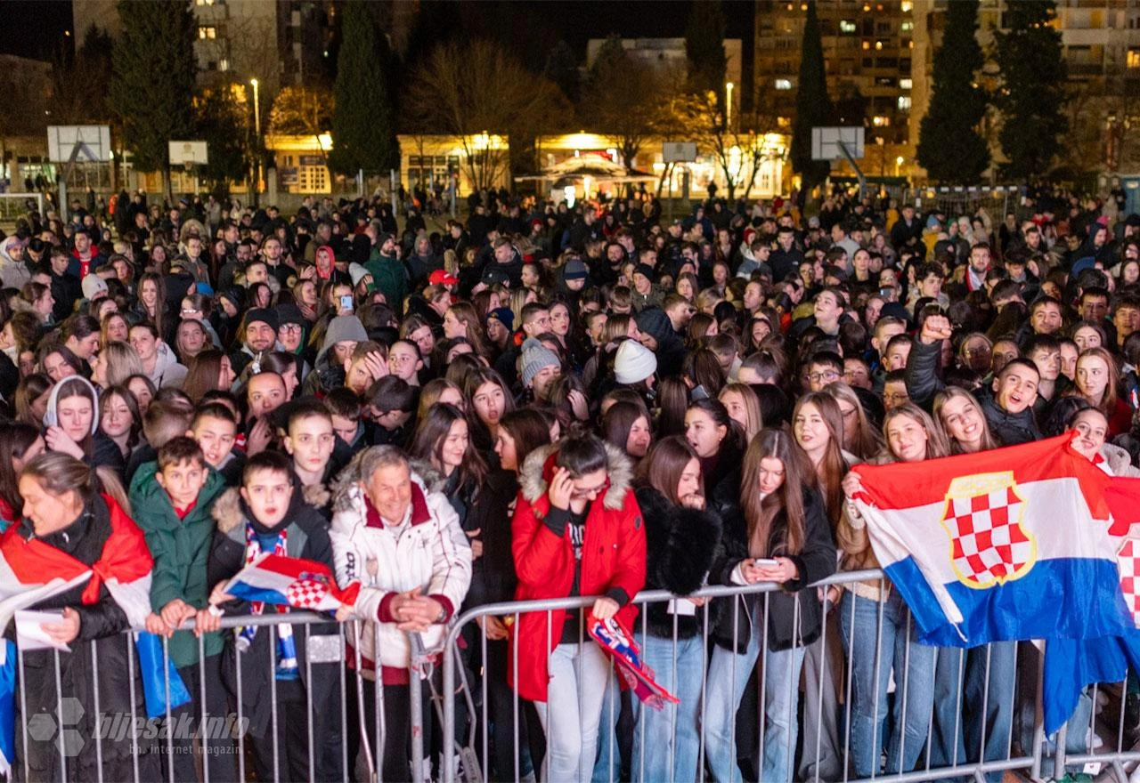 FOTO | Navijači se okupljaju u Mostaru, čekaju se igrači