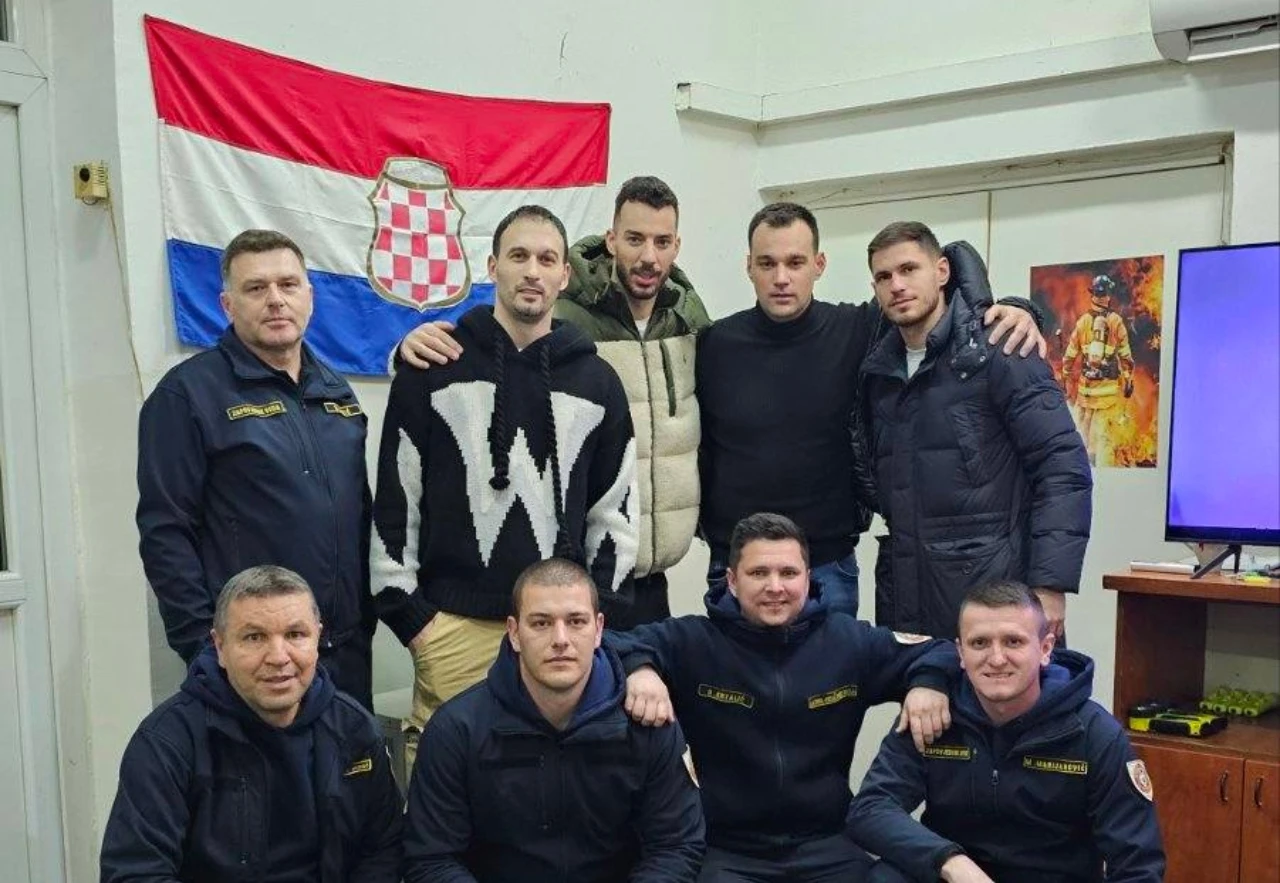 FOTO | Mostarski vatrogasci ugostili rukometaše: Srna zaigrao s djecom