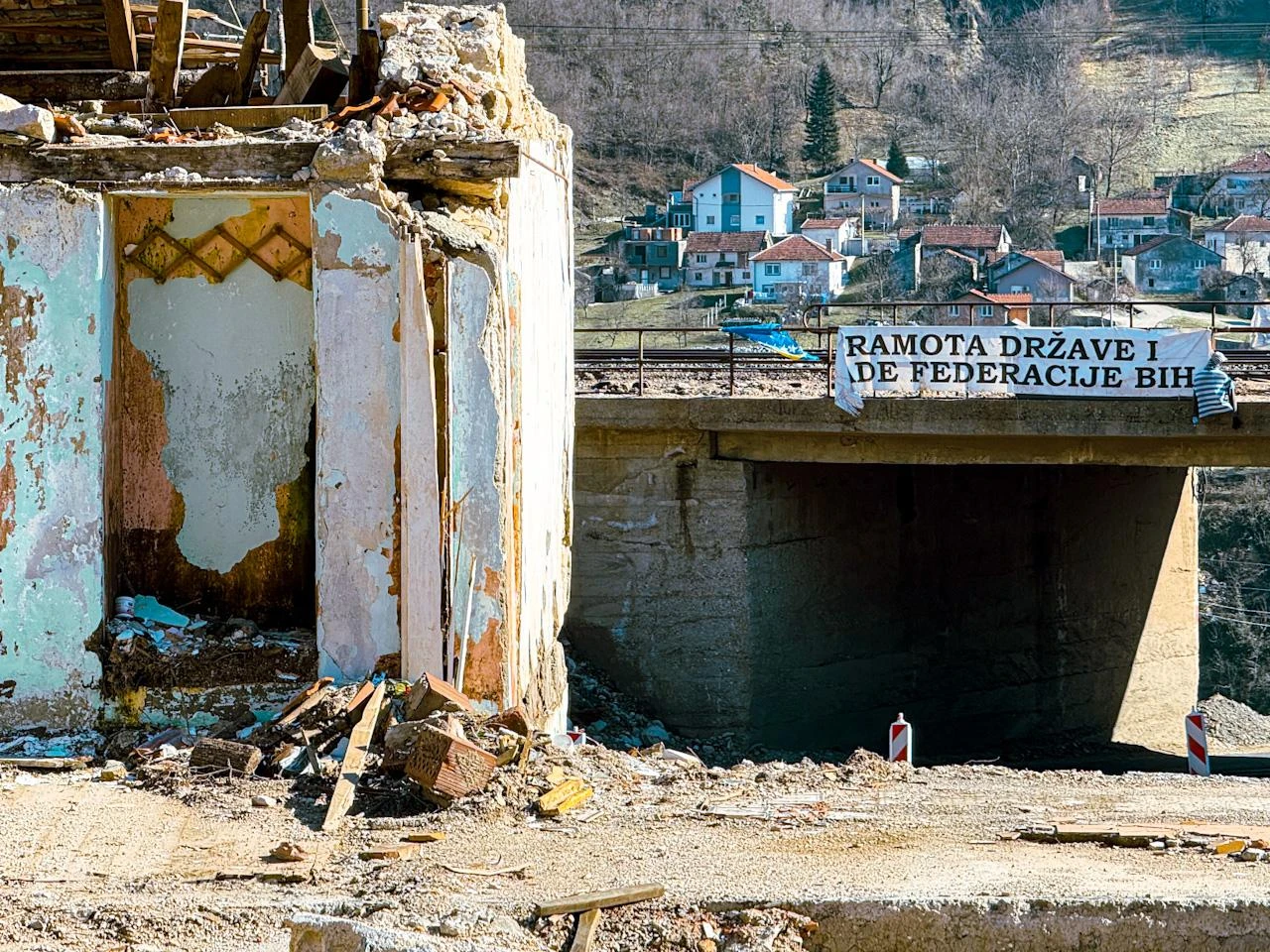 SRAMOTA DRŽAVE! Još uvijek bez vode i kanalizacije, kuće obnavljaju sami