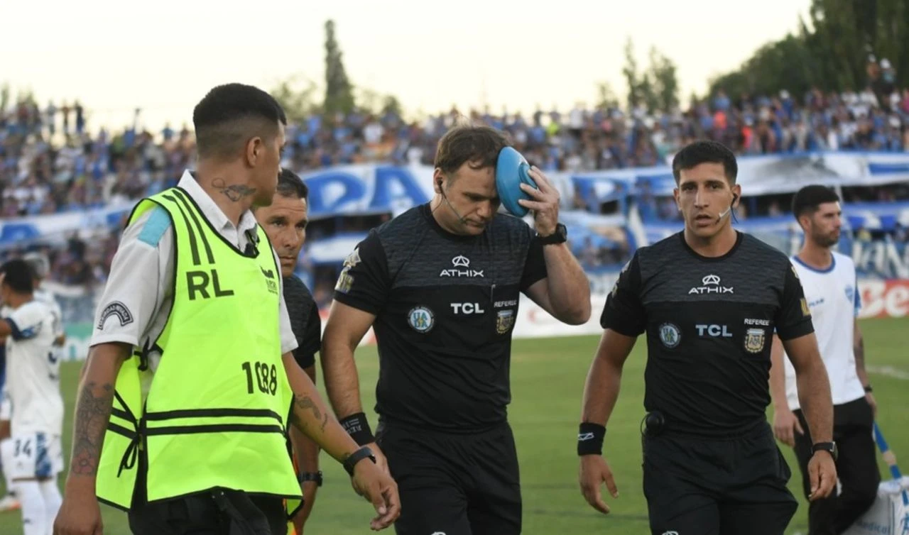 VIDEO I Prekinuta utakmica u Argentini, sudac pogođen u glavu