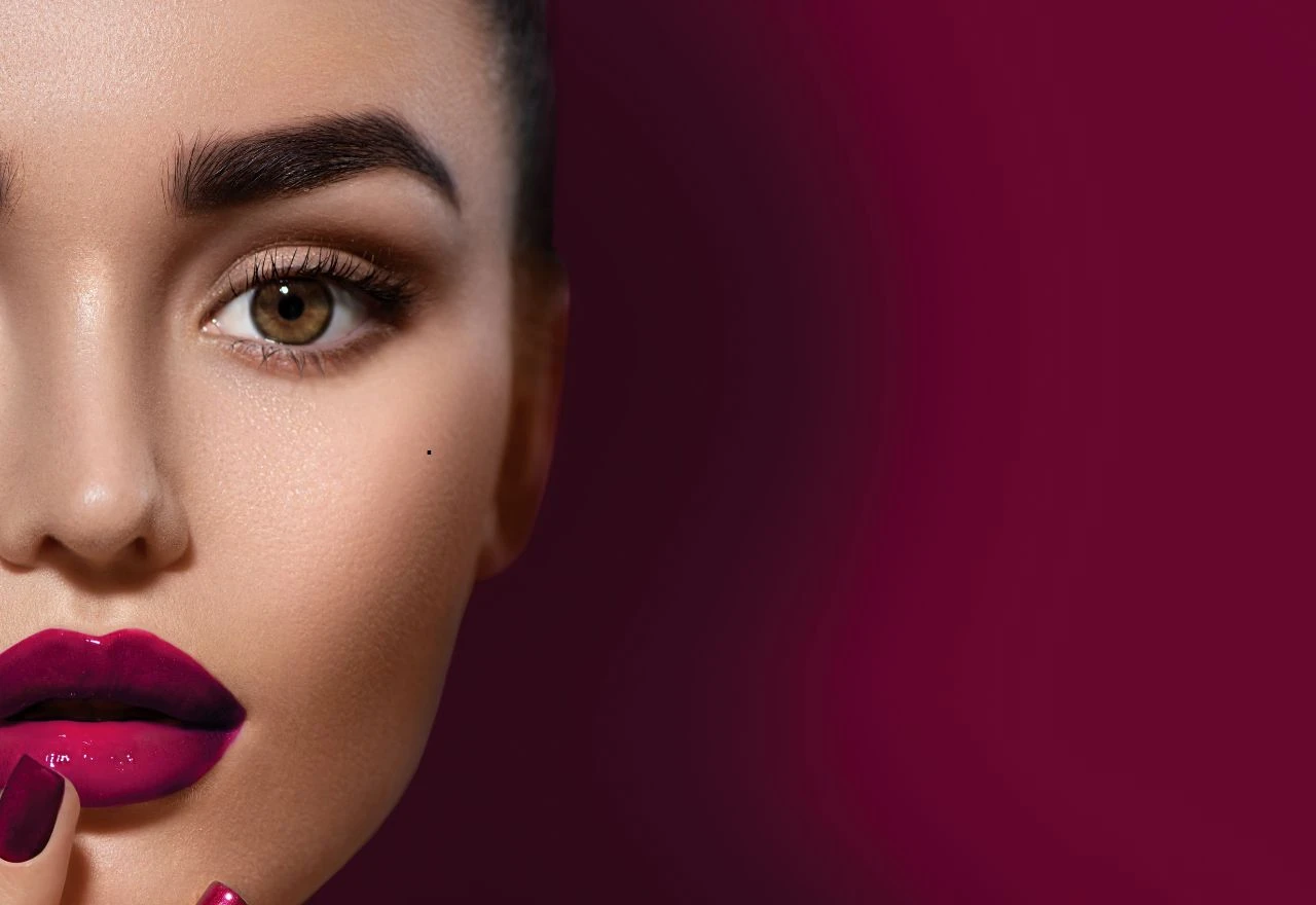 Sedefaste usne i dramatične oči: Ovo su najveći make-up trendovi za 2025.