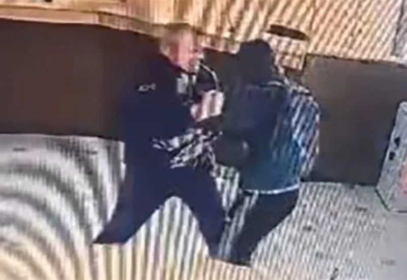Snimka pokušaja pljačke u Mostaru: Zaštitar riskirao život i izbacio naoružanog razbojnika