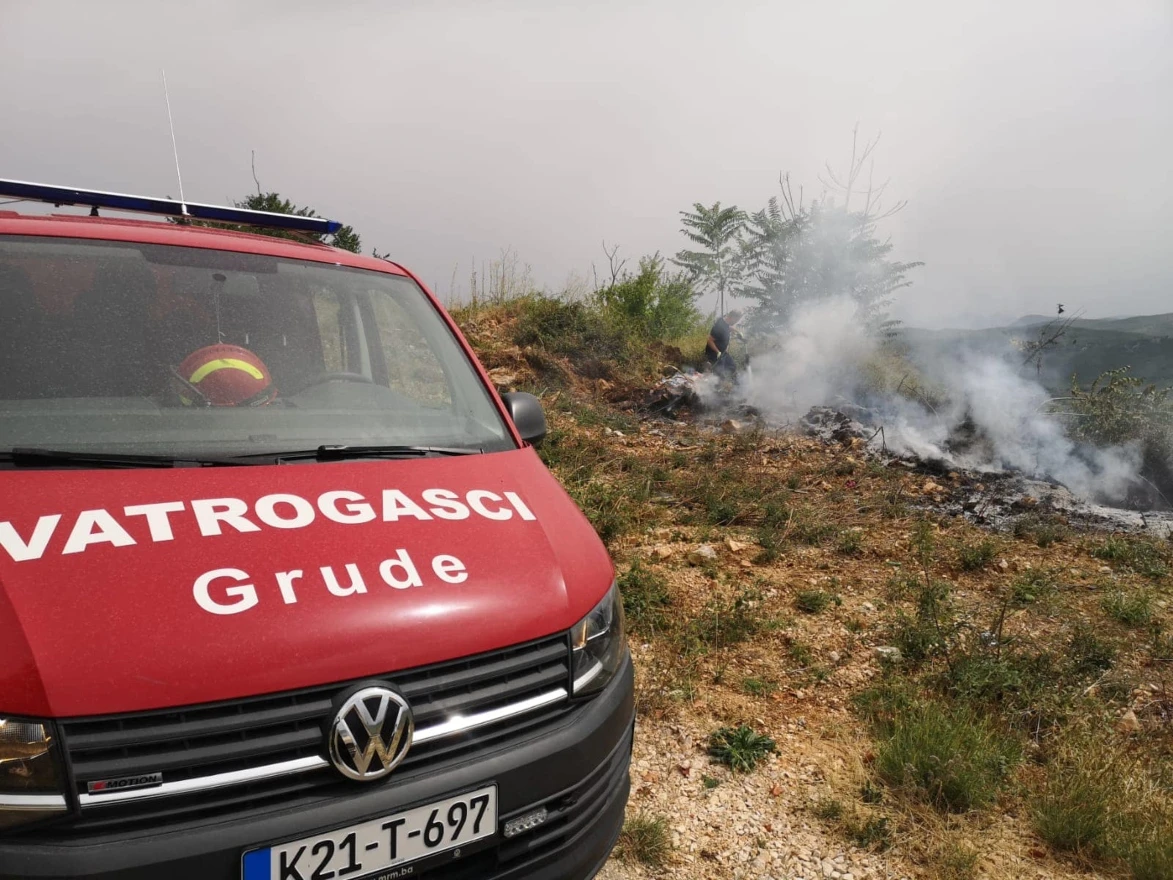 U Grudama u potpunosti izgorio osobni automobil, a u Posušju vatra ugrozila obiteljske kuće