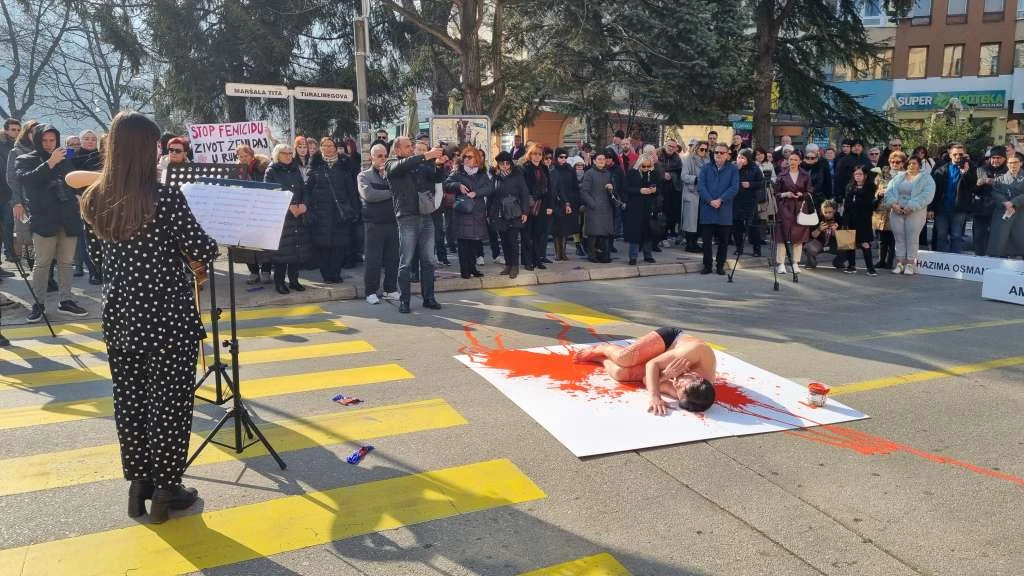 Godišnjica svirepog ubojstva Amre Kahrimanović - njen brat se skinuo i legao na asfalt