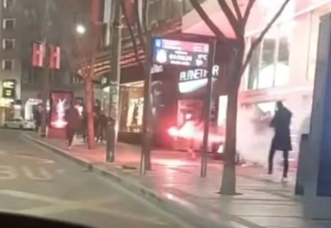 Muškarac bakljom napadao ljude, masa ga onesposobila