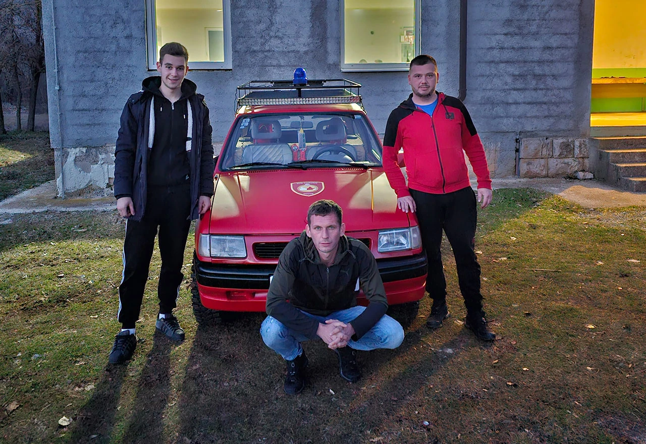 Tri mlada vatrogasca DVD-a Kočerin kupili, obnovili i darovali vozilo svom društvu – pogledajte njihovu nevjerojatnu gestu!