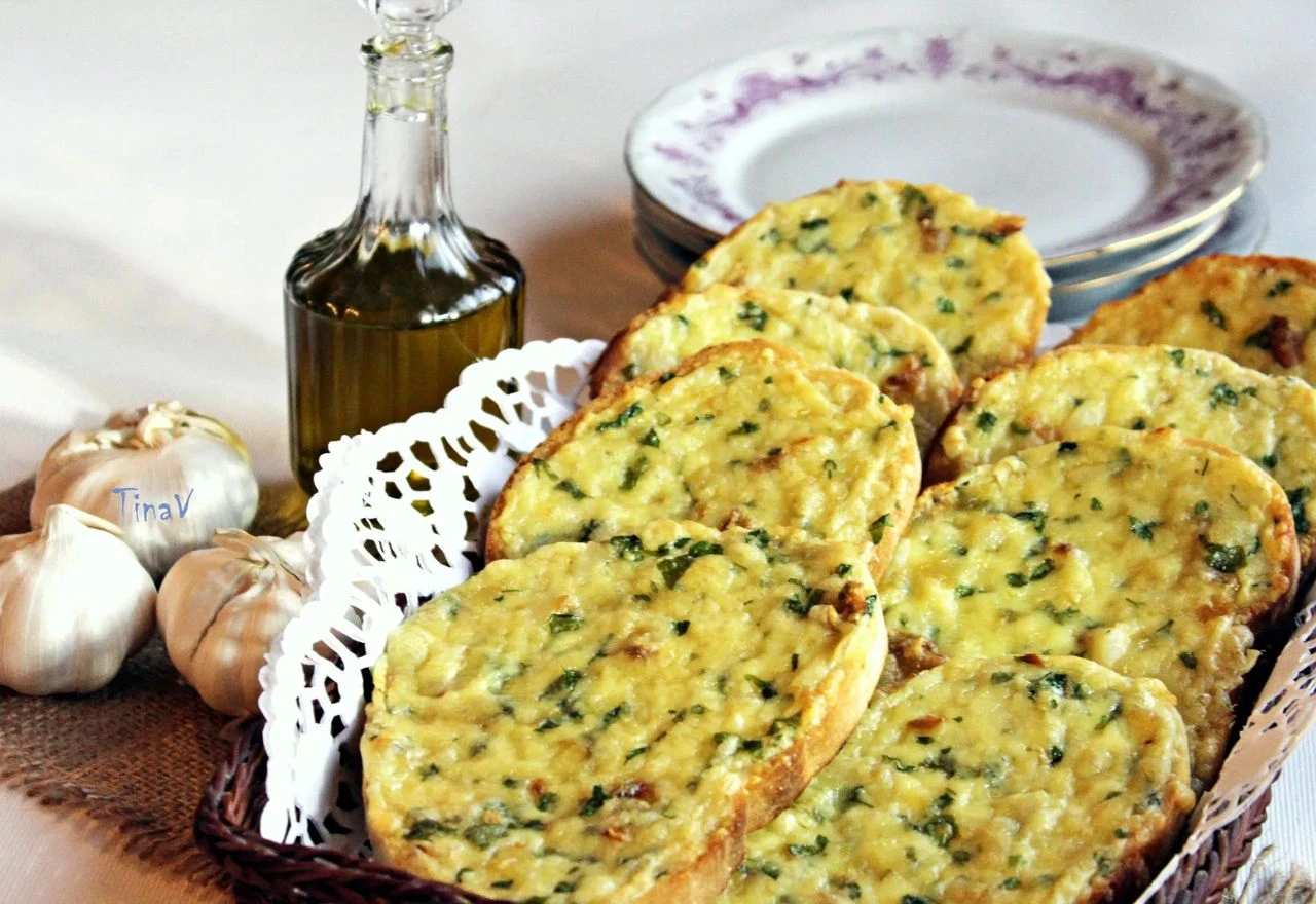 Imamo recept za zapečeni kruh s bijelim lukom koji će vas oduševiti