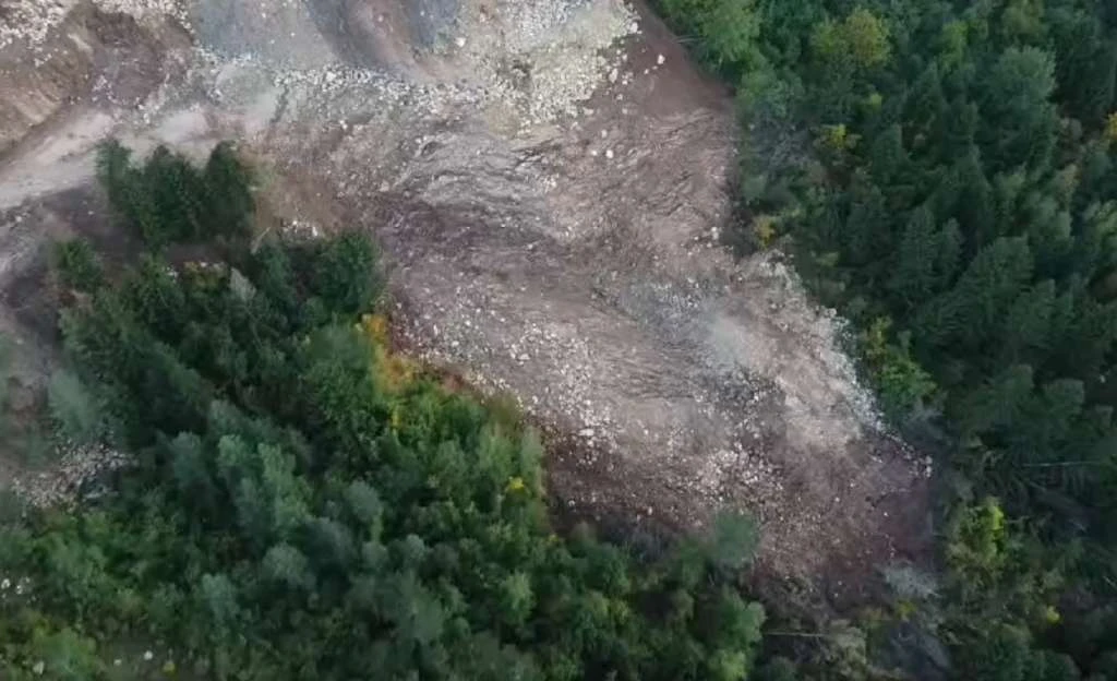 Na lokalitetu Curine njive formirane nove pukotine, dolazi do priliva vode i pomjeranja tla