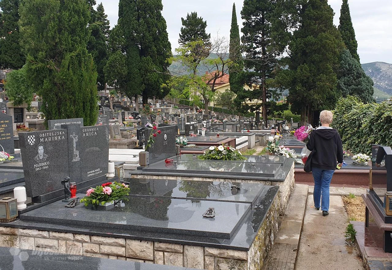 Nepoštivanje pokojnika: Na Maslinama puštali pse po grobovima