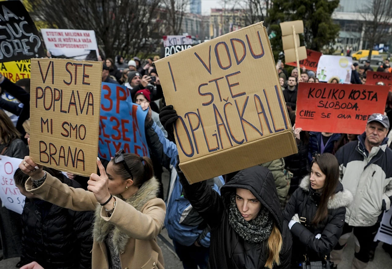 FOTO | "Pravo je vrijeme i prava lokacija" - Poruke i zahtjevi s prosvjeda za Jablanicu