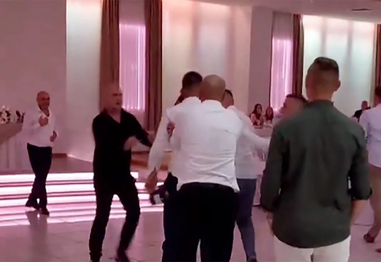 VIDEO | Borba za kravatu na svadbi u Posušju postala viralna 