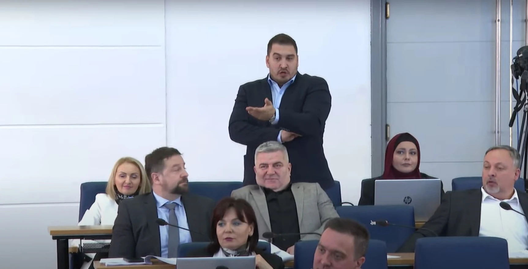 Bizaran razlog prekida sjednice: Zastupnici se posvađali oko sjedenja