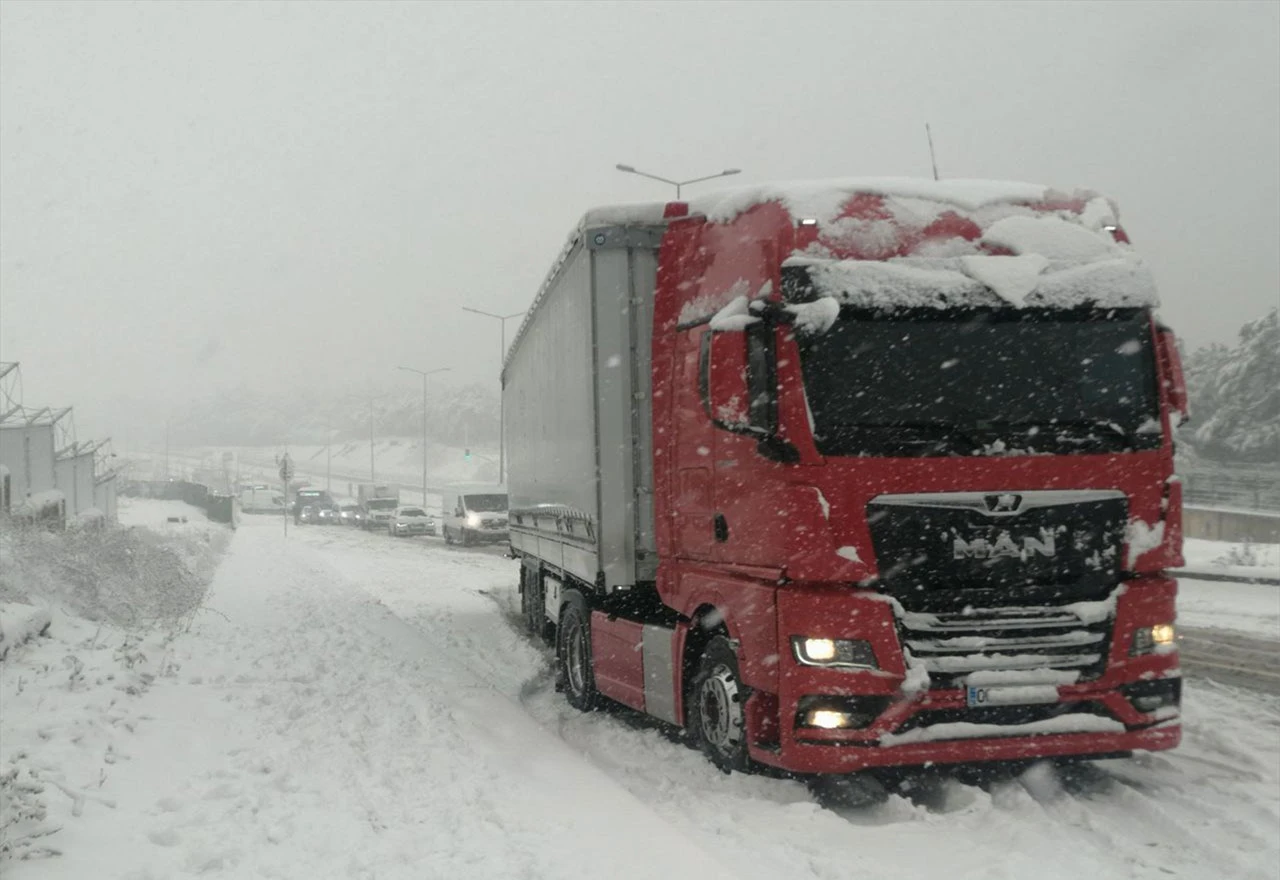 FOTO | Snježna oluja u Istanbulu: Paraliziran grad i obustavljena nastava