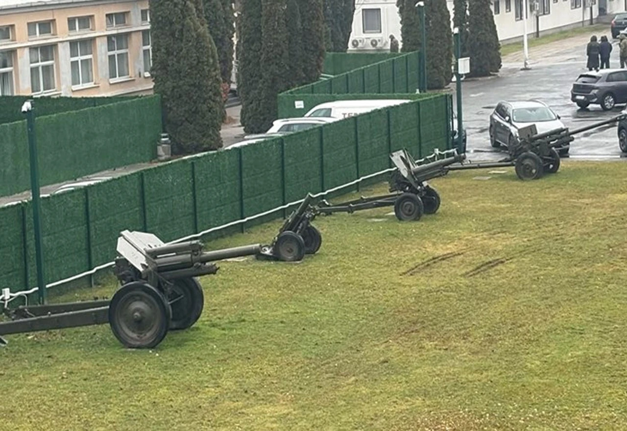 Nakon pucnjave iz pištolja i kalašnjikova, Dabro objavio sliku topova ispred Sabora