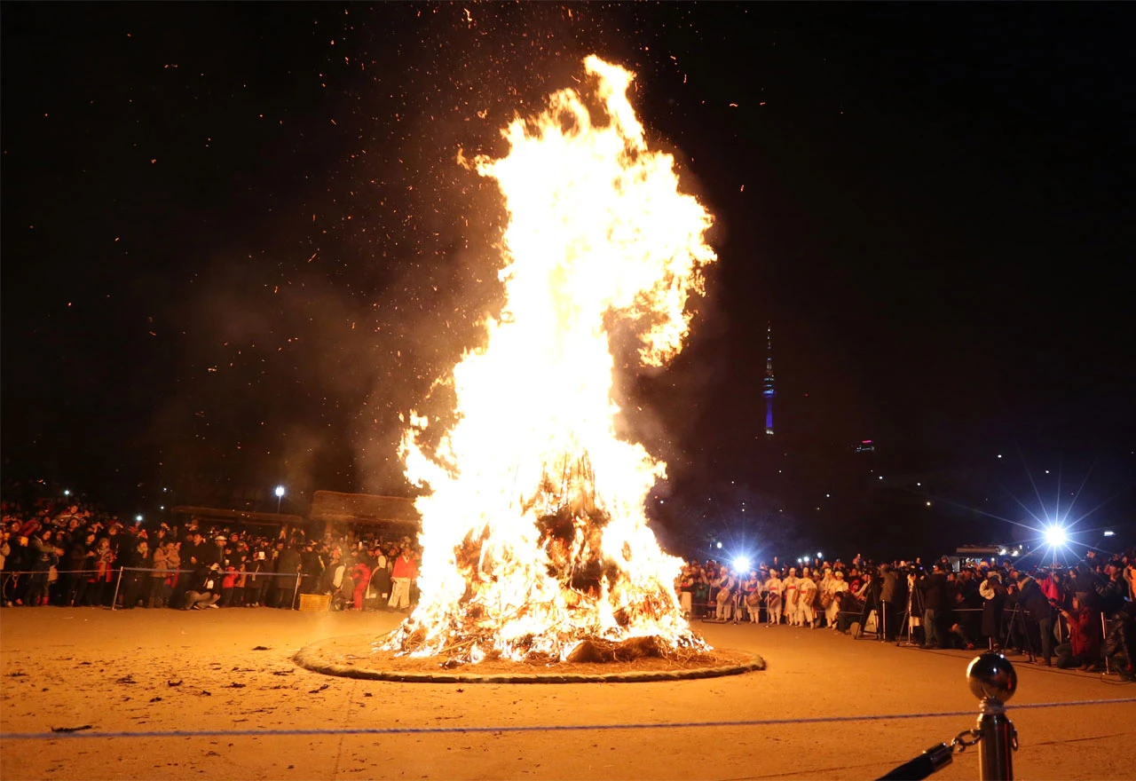 VIDEO | Južnokorejci slave "Jeongwol Daeboreum" tradicionalnim ritualom lomače