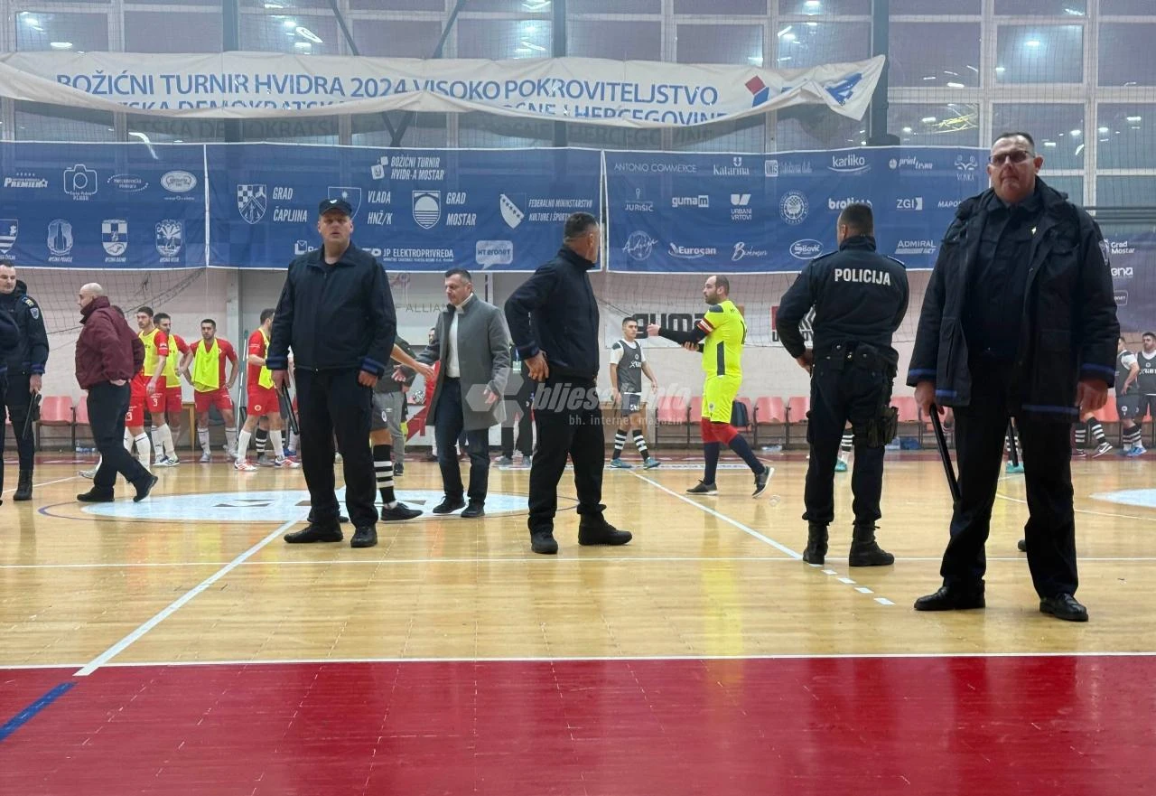 VIDEO | Neredi prekinuli mostarski futsal derbi na 15 minuta