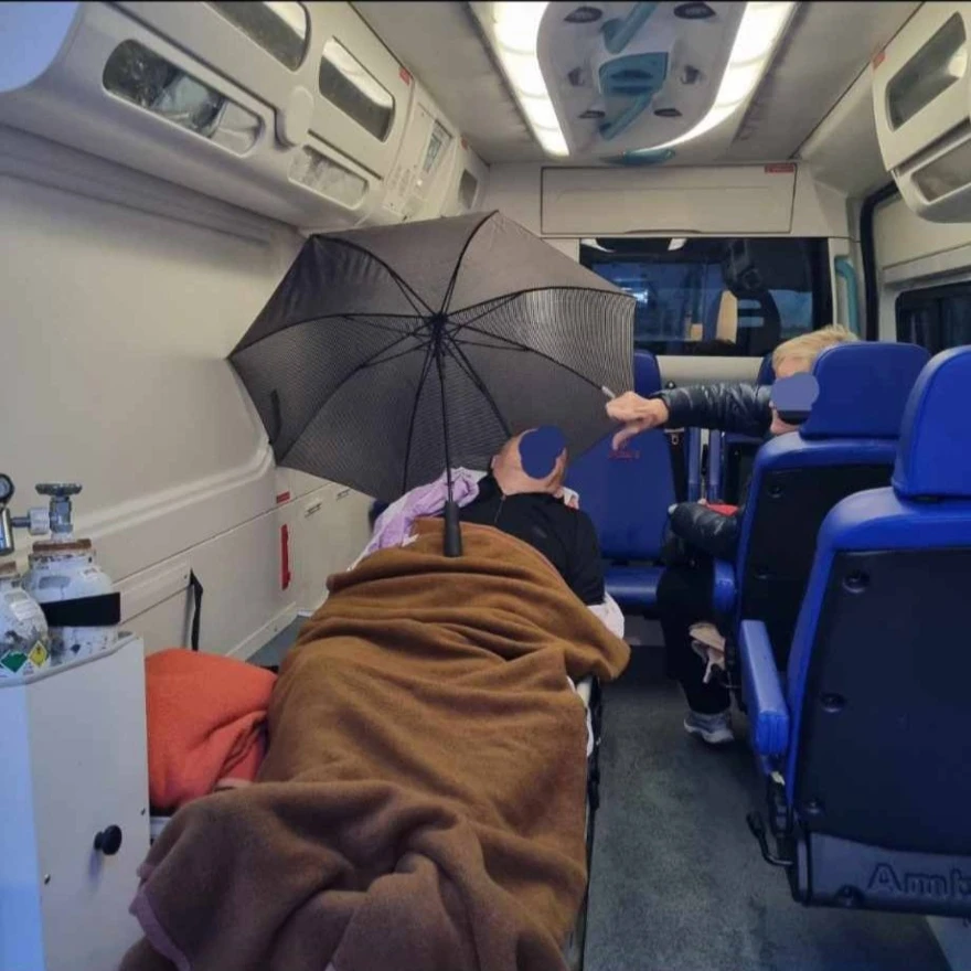 Zadar: Pacijent drži kišobran jer sanitetsko vozilo prokišnjava